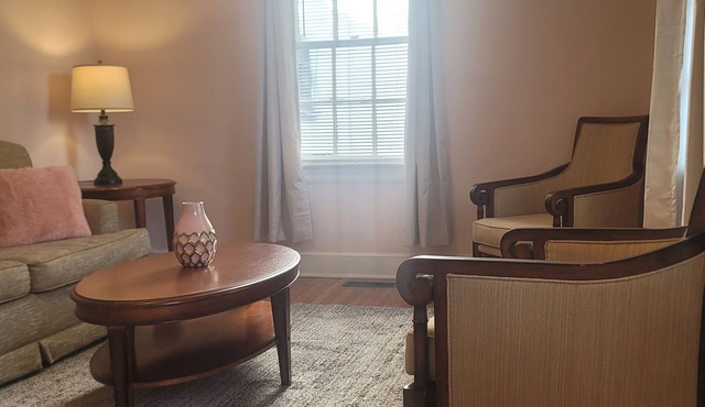 King Cloverdale Apt. w/Laundry/Smart TV/Wi-Fi