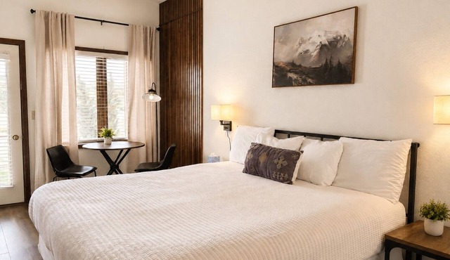 King Hotel-Style Studio Near W RMNP + Pool & Hot Tubs