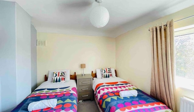 King size bed Fast Wi Fi, Garden space, parking,