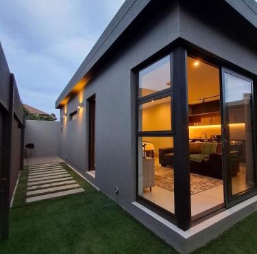 King size bed-NO loadshedding-Free Wi-Fi