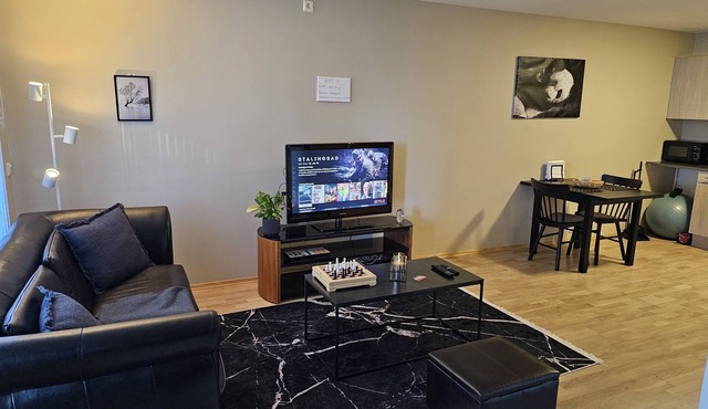 King Size bed plus 4beds with free parking indoor.