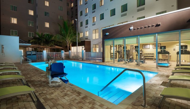 King Studio | Free Breakfast + Airport Shuttle