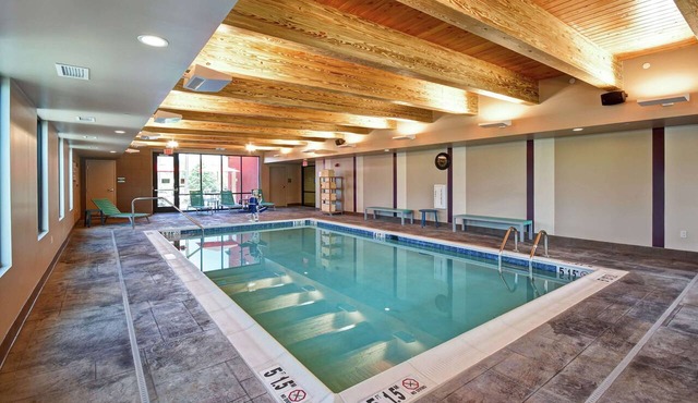 King Studio Retreat w/Kitchenette & Pool Access Near Restaurants + Breakfast