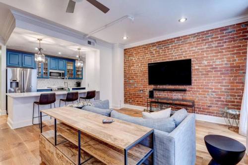King suite condo steps from Bourbon St