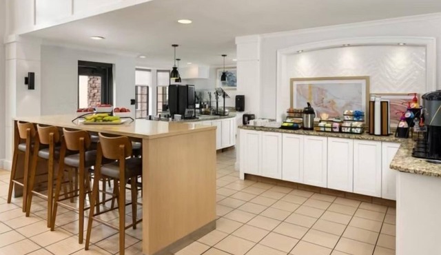 King Suite. Free Breakfast. Pool & Hot Tub. Relaxing Retreat!