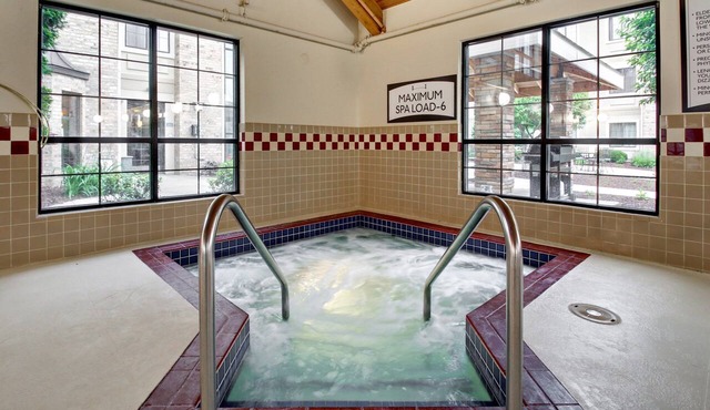 King Suite. Free Breakfast. Pool. Near East Towne Mall!