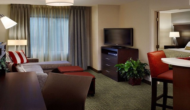 King Suite. Free Breakfast Buffet. Great Location Near NASA, IRS, FDA.