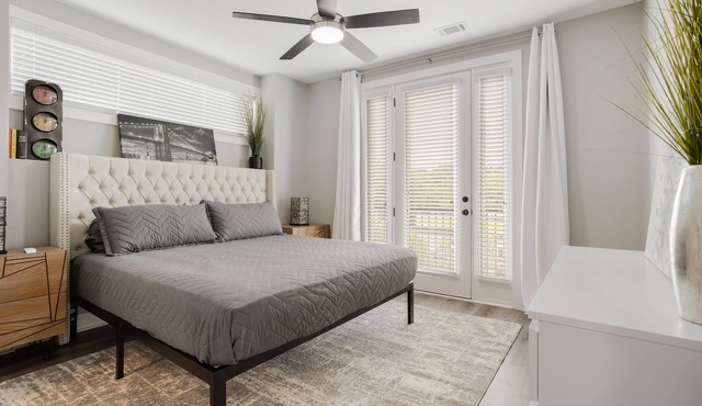King Suite, Modern Loft Close to Downtown!