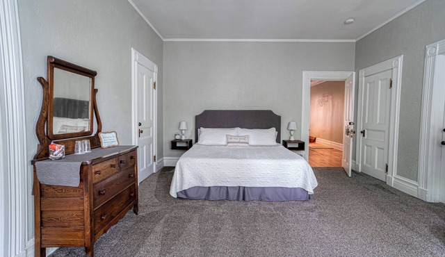 King Suite w/ Bath - Hatch House B&B