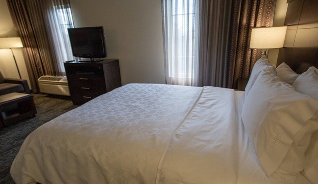 King Suite w/Full Kitchen & Pool | Free Breakfast