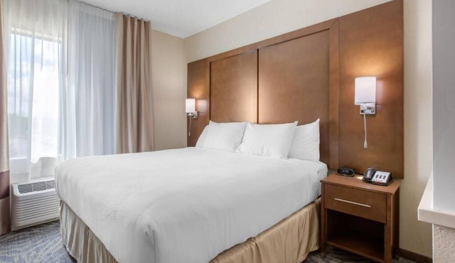 King Suite with Roll-in-Shower - Accessible/Non-Smoking