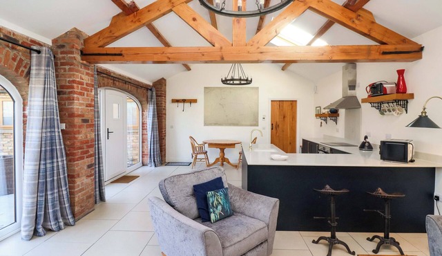 KINGFISHER CORNER, romantic, luxury holiday cottage in Bridlington