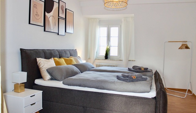 Kingsize Boxspring Bed, Kitchen, Smart TV etc.