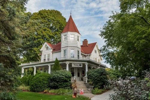 Kingsley House Bed & Breakfast - Full Home