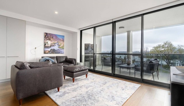 Kingston Foreshore Apt with Water Views