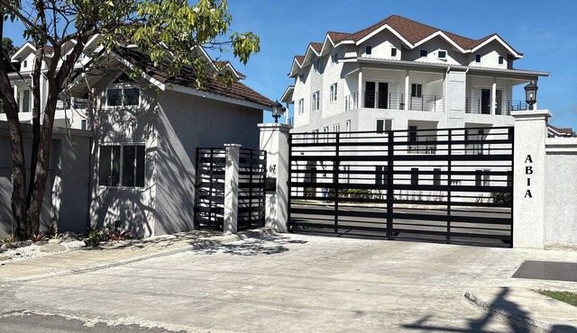 Kingston Modern Apartment With Free Parking and Wifi