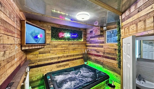 Kinky Kabin w/Hot Tub, Sauna and Rooftop Garden