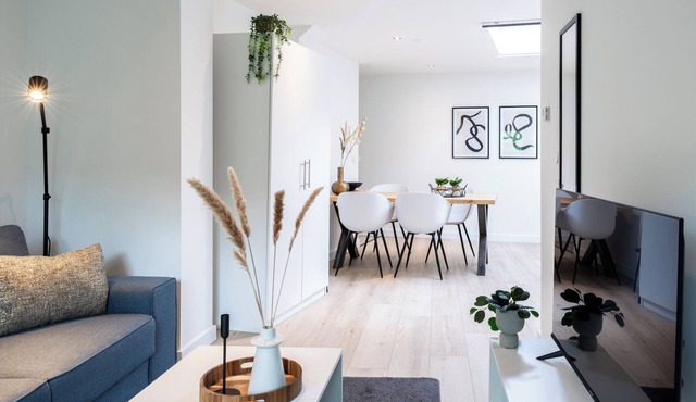 Kitchen, bathroom, garden, paid street parking, family-friendly