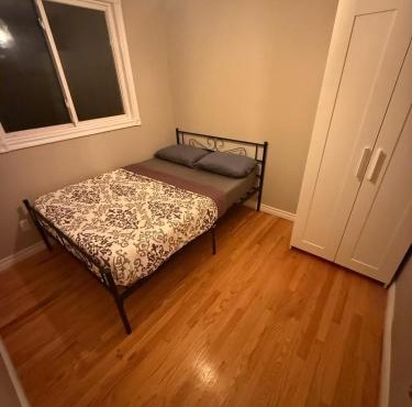 Kitchener Cheapest Stay Near Downtown, Airport- Self Checkin,24 Hrs