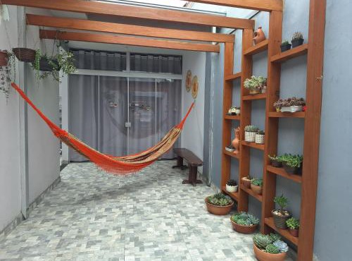 Kitnet com ar condicionado e banheiro externo