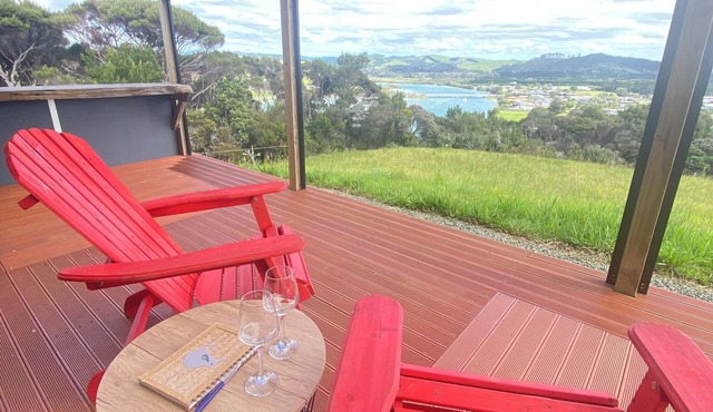 KiwiScenic -Modern intimate romantic hideaway or work away from home.