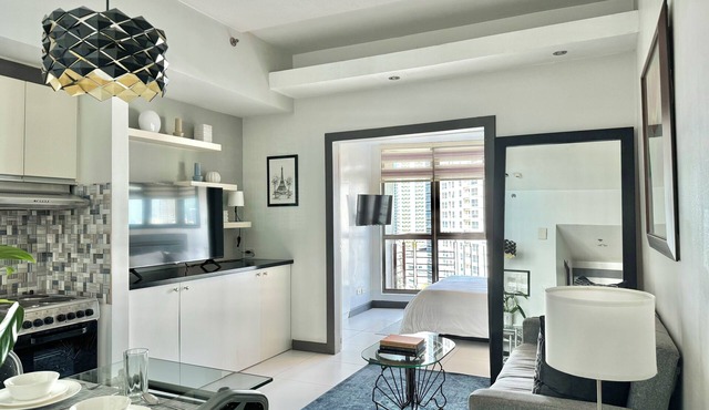 KL Tower Spacious Parkview 1BR w/Balcony near Greenbelt Mall Makati