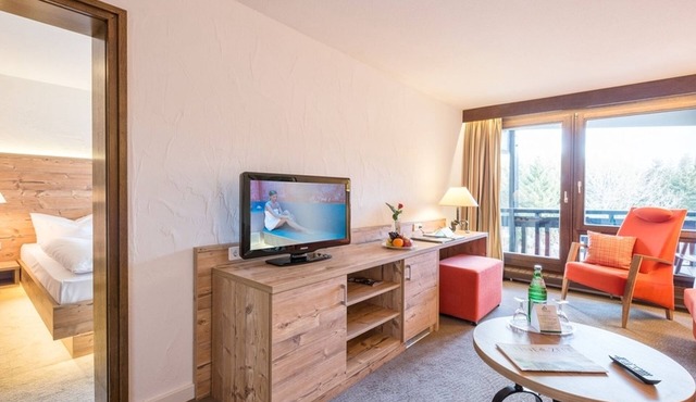 Klassik Suite Waldseite mit Doppelbett, separatem Wohnzimmer und Terrasse oder Balkon