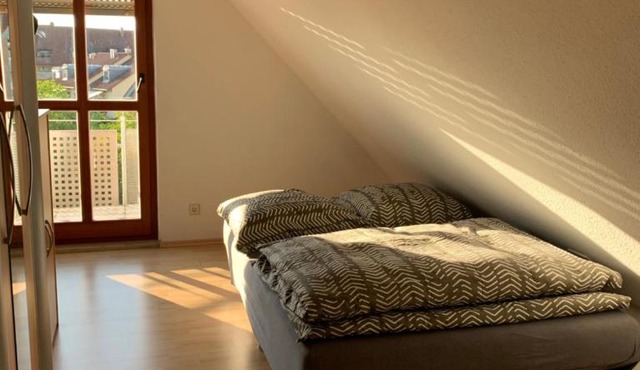 Kleines Dachzimmer mit Balkon