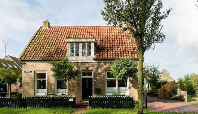 Klokkenluider is a rurally furnished house on the edge of the village of Hollum.