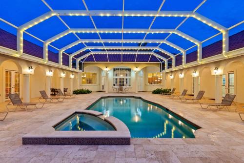 Knickerbocker Estate - Exclusive 9 BR Getaway in Naples! Enjoy Private Pool, Outdoor Dining and Expansive Grounds Experience Tranquility with Easy Access to Naples Best!