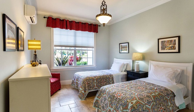 Knickerbocker Suite 08A - Fully furnished 1 bed/ 1 shared bath/ Nature Views & Pool in Naples, FL