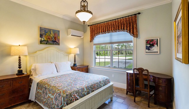 Knickerbocker Suite 08B - Fully furnished 1 bed/ 1 shared bath / Nature Views & Pool in Naples, FL