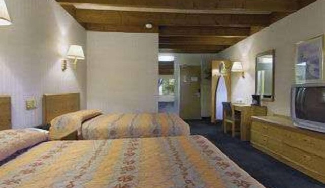 Knights Inn Liberty