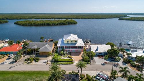 Kokopelli Villa - Matlacha waterfront close to Cap Coral - private home locally managed, fair & honest pricing