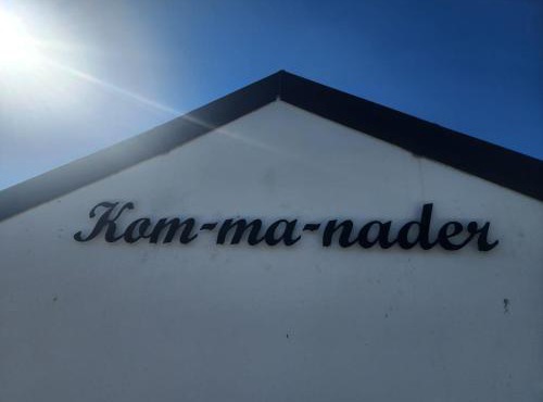 Kom ma nader