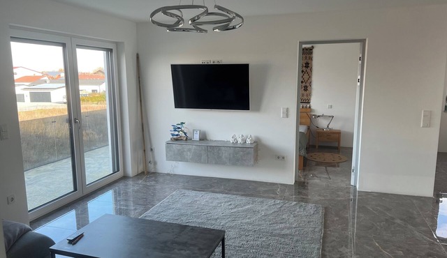 Komfortabe Moderne großräumige 3-Zimmer Wohnung (90m2) in Wallersdorf.