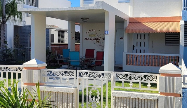 Koral de Alejandro Beach House-Walking distance to beach, town and Fun! Charming