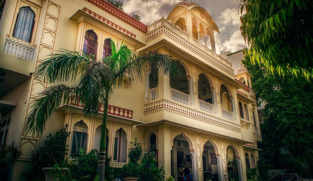 Krishna Palace: A Private En-suite A/c Room in a Boutique Heritage Palace Home.