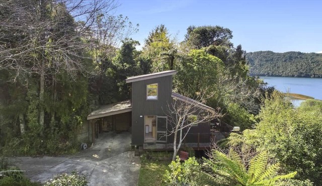 Kundaniwas | Lake Okareka Tiny House + Lake Views