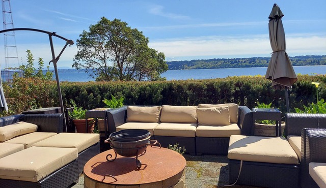 KVI BEACH HOUSE STUDIO! Directly Above Vashon's Favorite Beach!