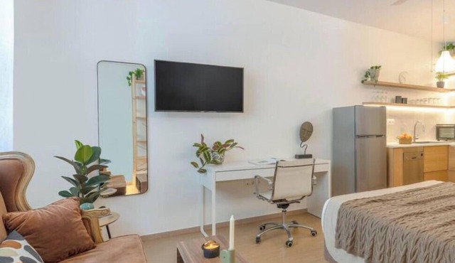 Kypseli`s Dreamy Studio: Your Cosy Greek Oasis!