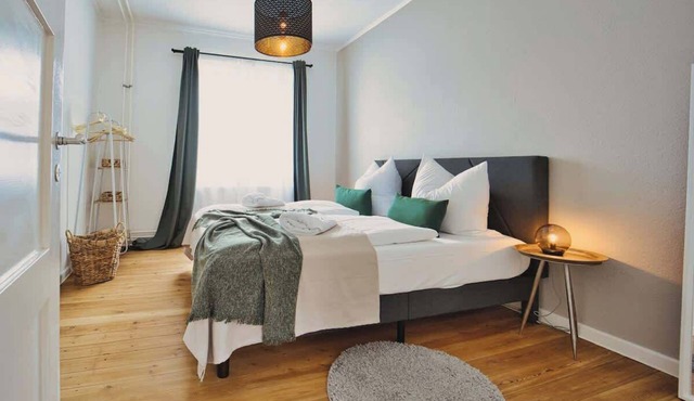 Lübeck mit Kingsize-Bett, Badewanne und Parkplatz
