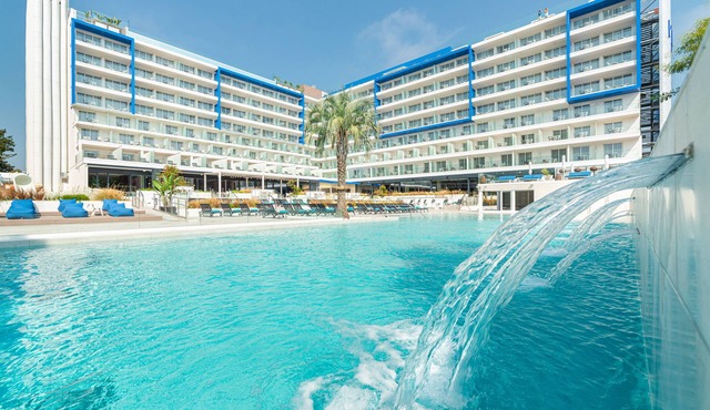 L'Azure Hotel