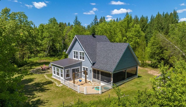 L`Enchanteur |Hot Tub | River & Kayaks |EV Charger