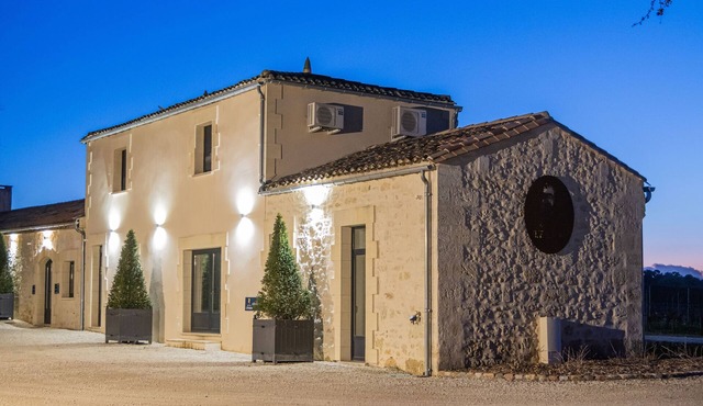L'Eperonnette among the vineyard with outdoor pool near St. Emilion and Bordeaux