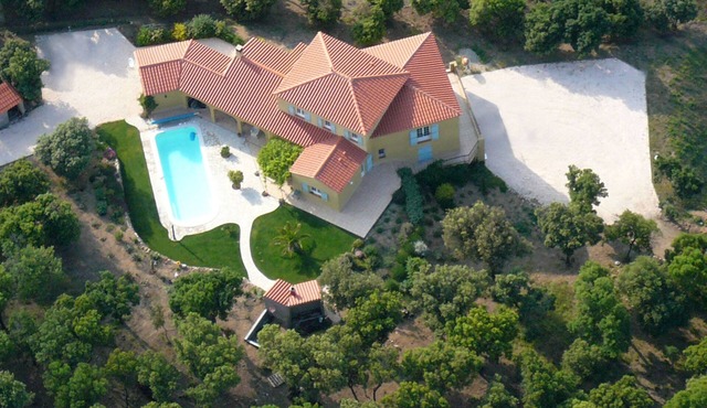 L'ESCAPADE charming villa in a quiet location large pool magnificent view
