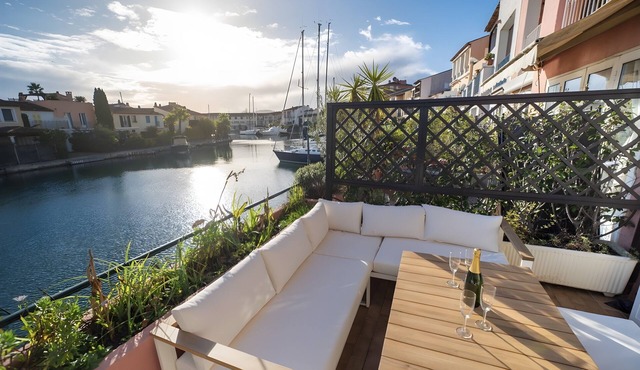 L’Escapade du Port – Canal View Terrace & Private Parking in Port Grimaud
