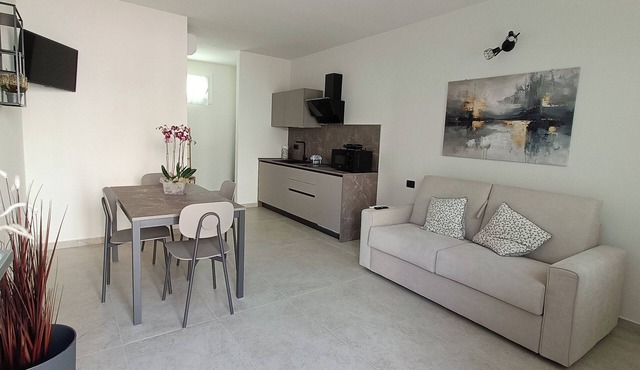 L'olivo- Accommodations 5 minutes from Gardaland, in the quiet among vineyards and olive trees.