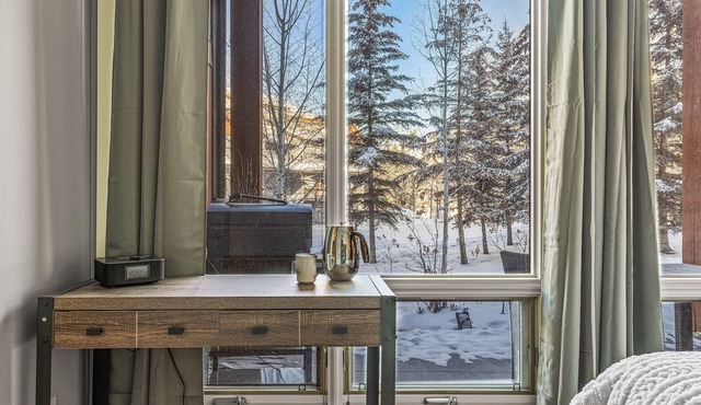 L109 Next Destination: Canmore- A/C, Hot tub, Pool, Free parking, 2BR, Sleeps 6
