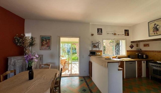 La Boissetane, Provencal house with swimming pool and garden, at the foot of the Luberon mountains